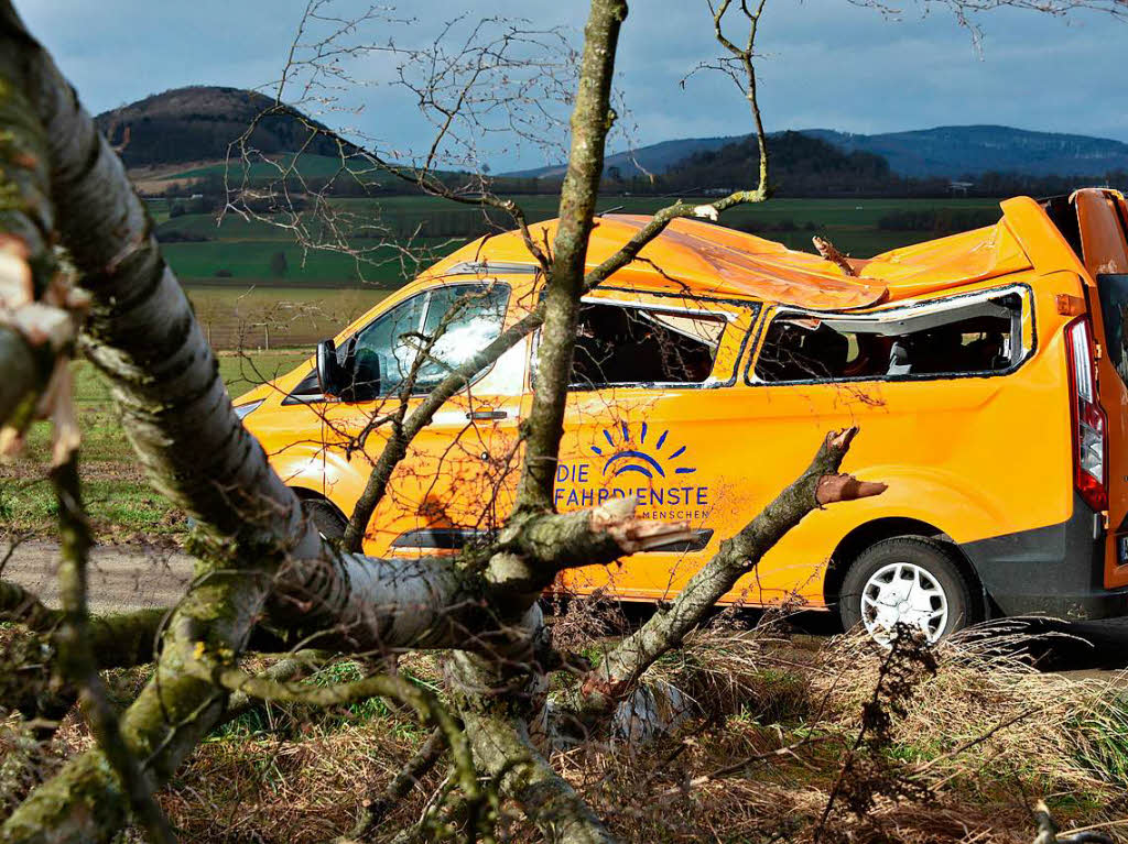 Blick auf das zusammengedrckte Dach eines Schul-Minibusses  in Deute (Hessen). Der Bus wurde zuvor von einem im Sturm umstrzenden Baum getroffen. Die Fahrerin kam mit den beiden Schulkindern mit dem Schrecken davon.