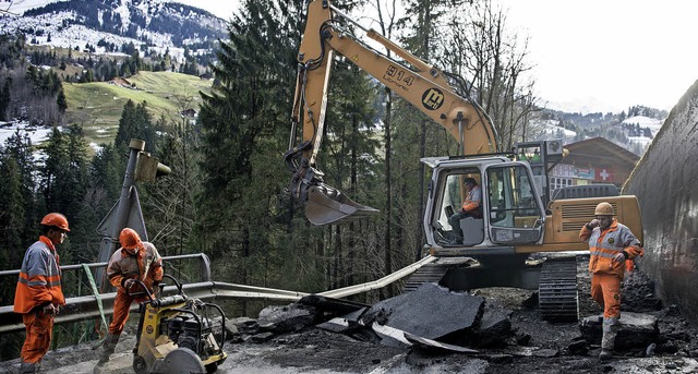 Bauarbeiter rumen am 5. Januar zwisch...onnte der Skiclub Schwanau heimreisen.  | Foto: dpa/Chr. Breithaupt