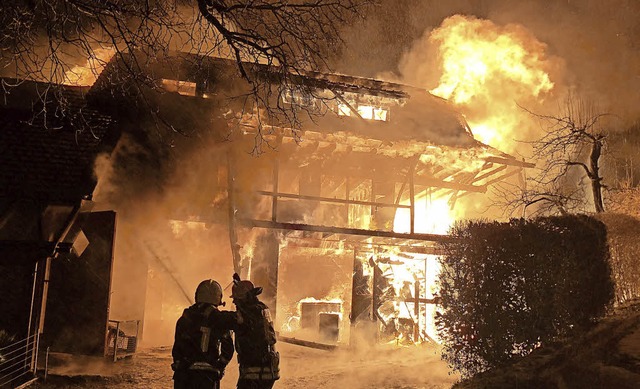 Bereits kurz nach dem Eintreffen der F...hauses, links vom brennenden Gebude.   | Foto: Feuerwehr Waldshut-Tiengen