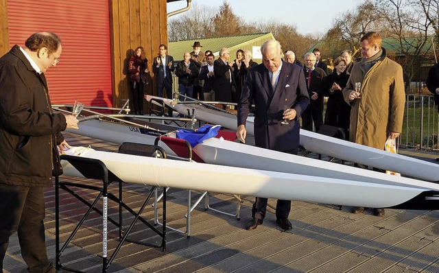 Winfried Wagner (links), Rektor des  M...ein tauften drei neue Boote mit  Sekt.  | Foto: Jochen Voigt