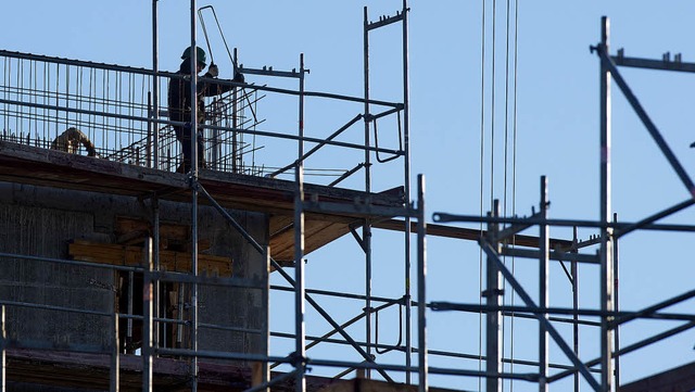 Auch im Bauhauptgewerbe werden im Ortenaukreis  Fachleute dringend gesucht.   | Foto: dpa