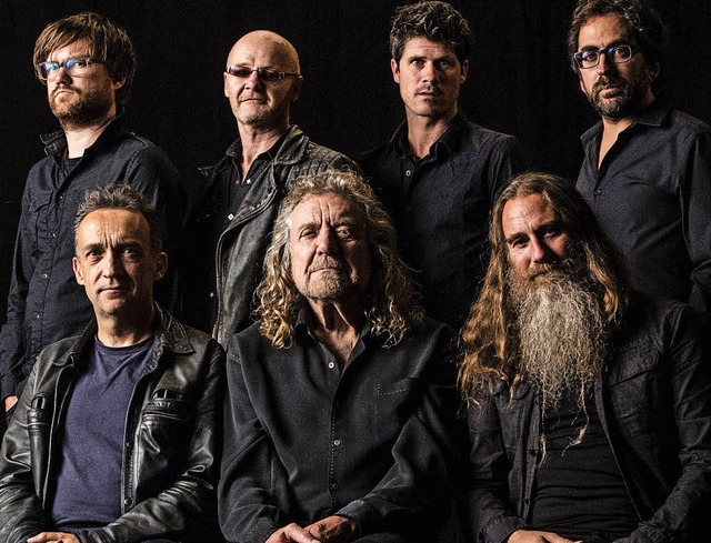 Robert Plant (vorne Mitte) und The Sen... Shifters spielen auf dem Marktplatz.   | Foto: Dan Massie