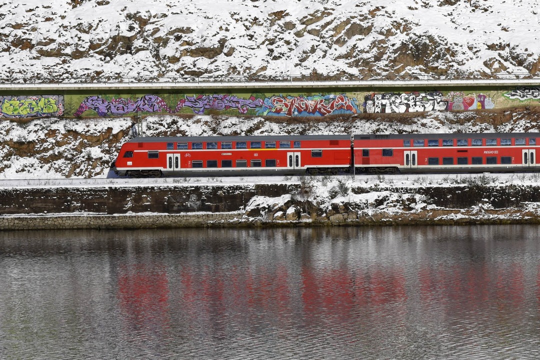 Die Dreiseenbahn (im Bild zwischen Sch... haben den Betrieb wieder aufgenommen.  | Foto: Siegfried Gollrad