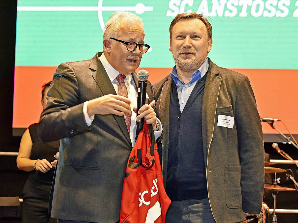 Ein Trikot fr Martin Kurzka: Der Marketingmanager von SC-Werbepartner Infront hat am Donnerstag seinen 50. Geburtstag gefeiert.
