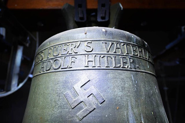 Die umstrittene Glocke mit Hakenkreuz ... Kirche St. Jakob in Herxheim am Berg.  | Foto: dpa