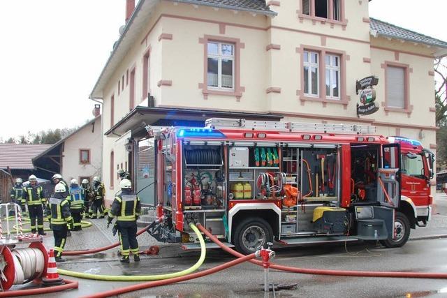 Feuer unterm Dach der Kanderner Kulturkneipe Chabah – zwei Kinder aus Wohnung gerettet
