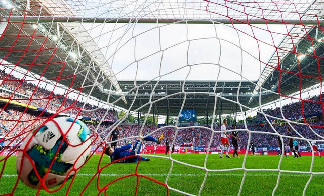 Im Hinspiel in Leipzig musste SC-Keepe... fllt der vierte Treffer durch Orban.  | Foto: AFP