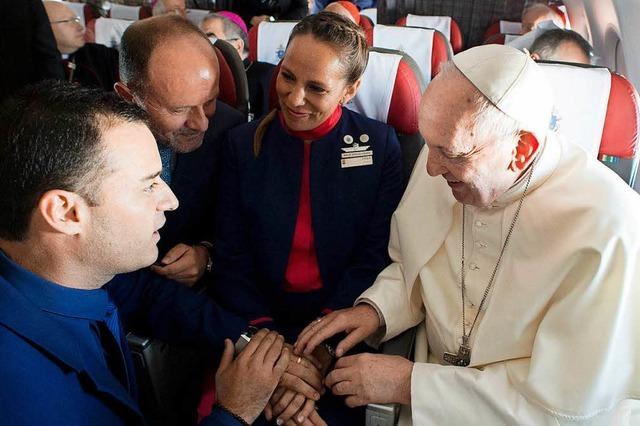 Papst Franziskus traut Hochzeitspaar – in einem Flugzeug