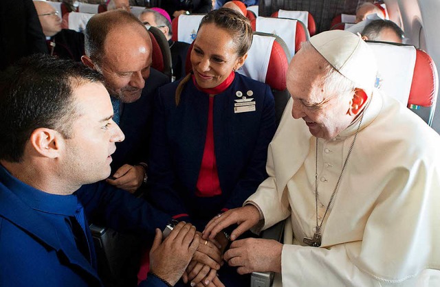 Die beiden Flugbegleiter Carlos Ciuffa... Iquique von Papst Franziskus getraut.  | Foto: dpa
