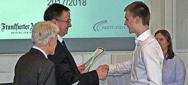 Andreas Barner von der Fazit-Stiftung ...erreichen David Schaeffert den Preis.   | Foto: Presse-AG