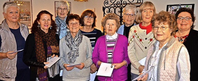 Renate Landwehr (vierte von rechts) un...chen Dienst im Spital Bad Sckingen.    | Foto: Christiane Weishaupt