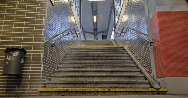 Der einzige Weg auf die Gleise 2 und 3...Waldshuter Bahnhof ber diese Treppe.   | Foto: Peter Rosa