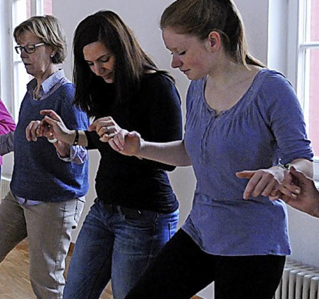 Auch Reihentnze kann man beim DRK lernen.  | Foto: Archivfoto: Knstle