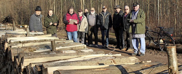 Brgermeister Martin Rupp (links) vers... Brennholz im Merdinger Schachenwald.   | Foto: Mario Schneberg