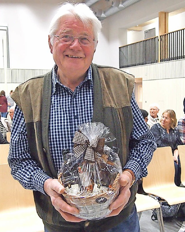 Mit einem Geschenkkrble wurde Dieter ...m Hgelberger Neujahrsumtrunk geehrt.   | Foto: Poppen