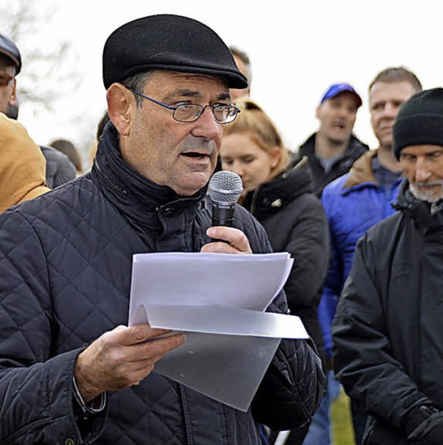 BI-Sprecher Klaus Weber bei der Trassenbegehung   | Foto: Gollin