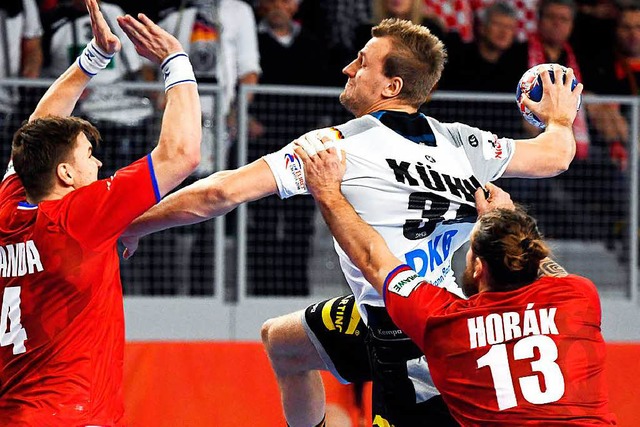 Kraftvoll: Julius Khn, hart bedrngt von  tschechischen Abwehrspielern  | Foto: afp