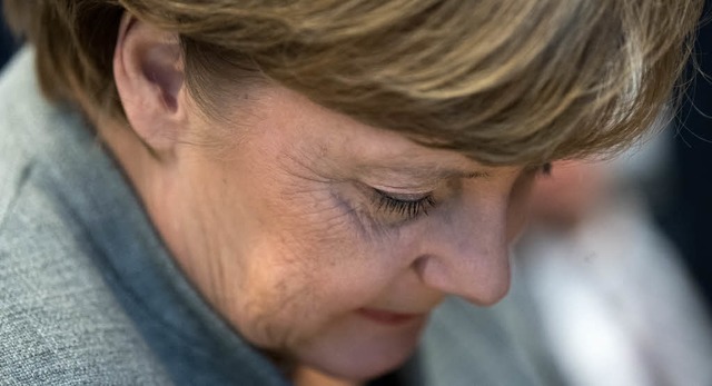 Angela Merkel  redet der SPD das Sondi... Partei hingegen redet von Erneuerung.  | Foto: dpa