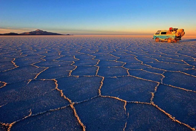 Einzeln und frei  wie ein Bulli:   Vanlife-Idylle  auf einem Salzsee in Bolivien  | Foto: Martin Schneiter  (stock.adobe.com)