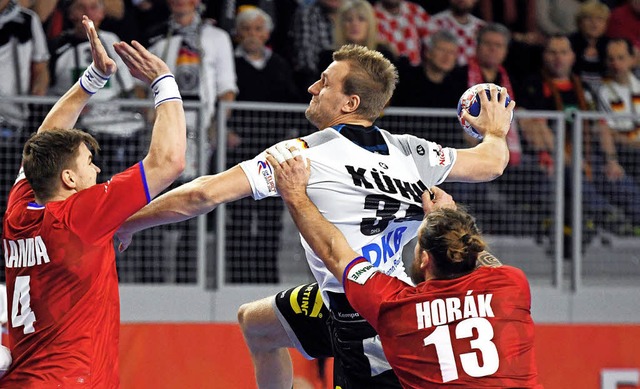 Kraftvoll: Julius Khn, hart bedrngt von  tschechischen Abwehrspielern  | Foto: afp