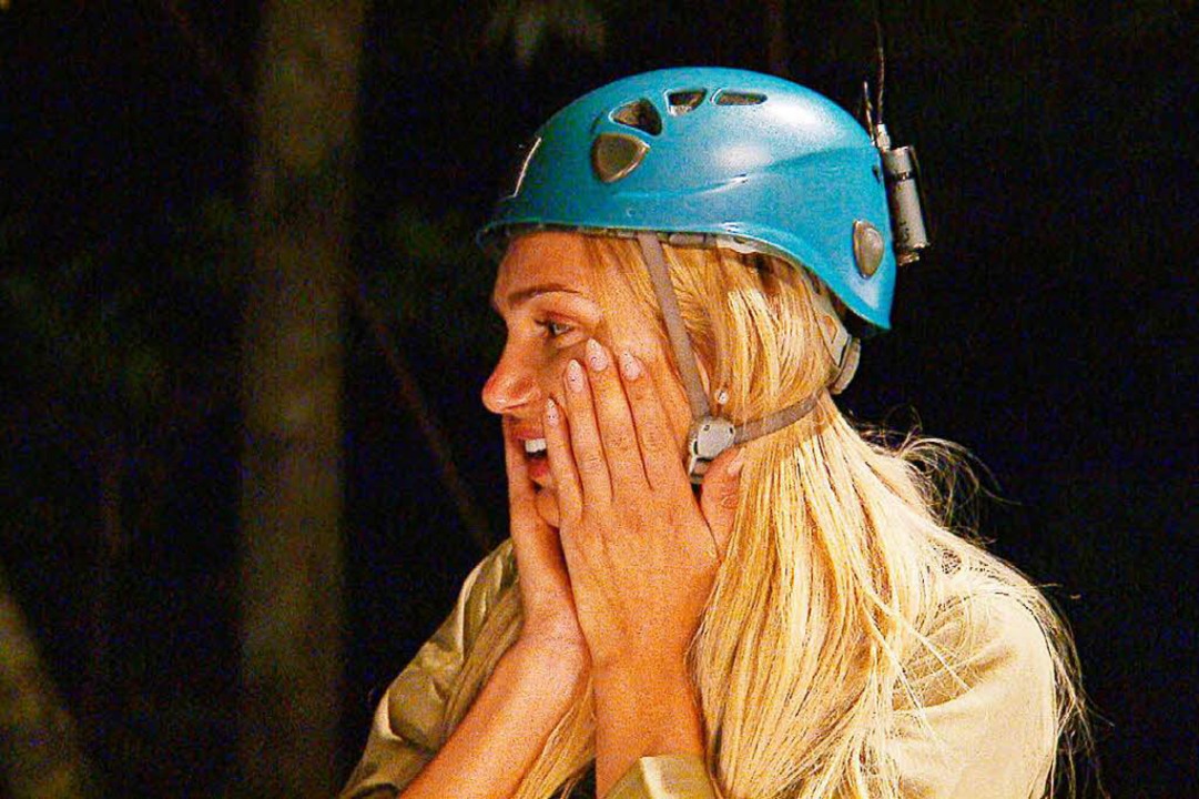 Der harte Weg ins Camp. Giuliana Farfa...inen Sprung ins schwarze Nichts wagen.  | Foto: MG RTL D