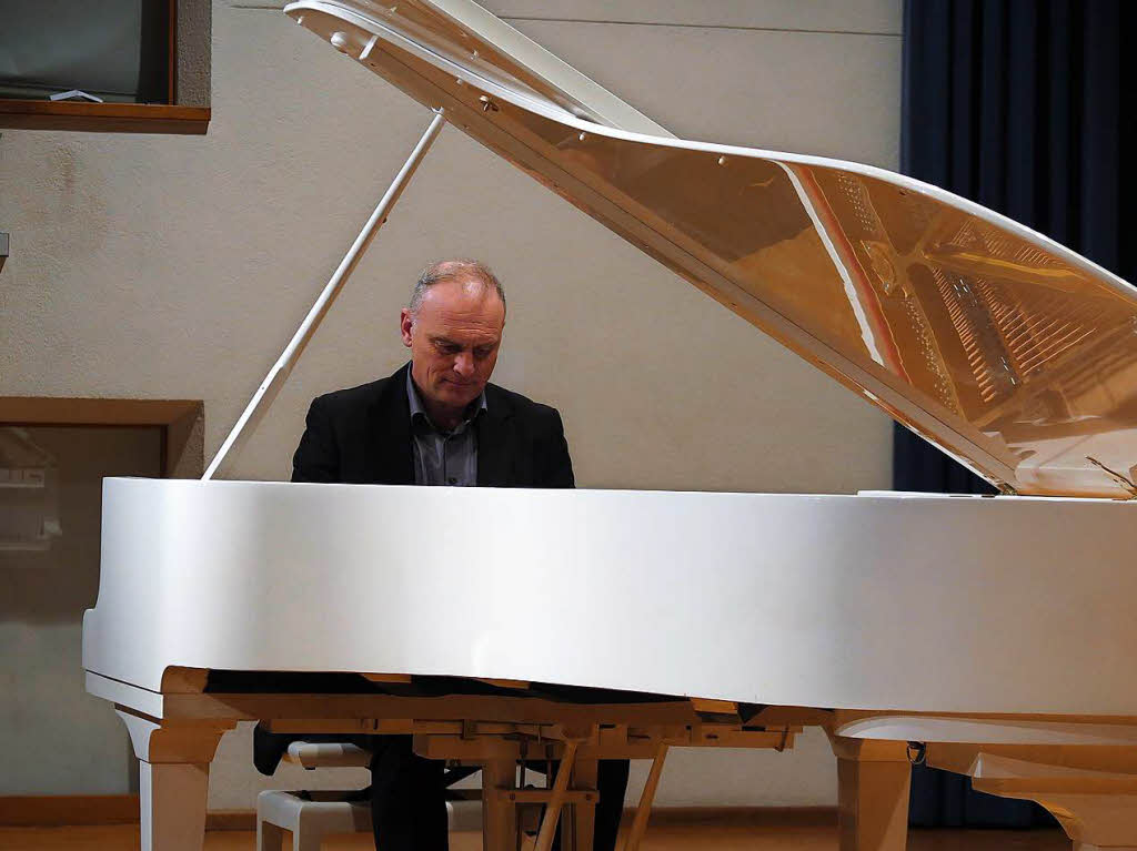 Begeisterte mit Mozart und brillanten Variationen ber das Badnerlied: Pianist Rolf Schwoerer-Bhning