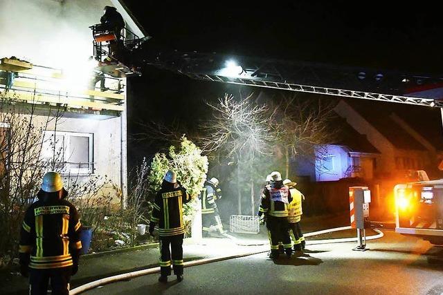 Feuerwehr rettet Bewohner aus brennendem Haus