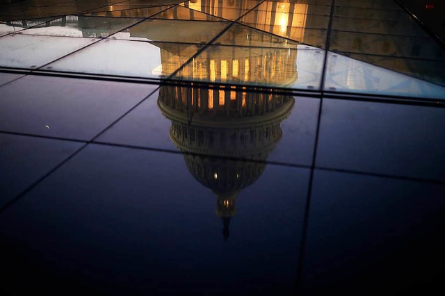 Das Wasser bis zum Hals? Der Versuch, ...escheitert: Haushaltssperre in den USA  | Foto: AFP