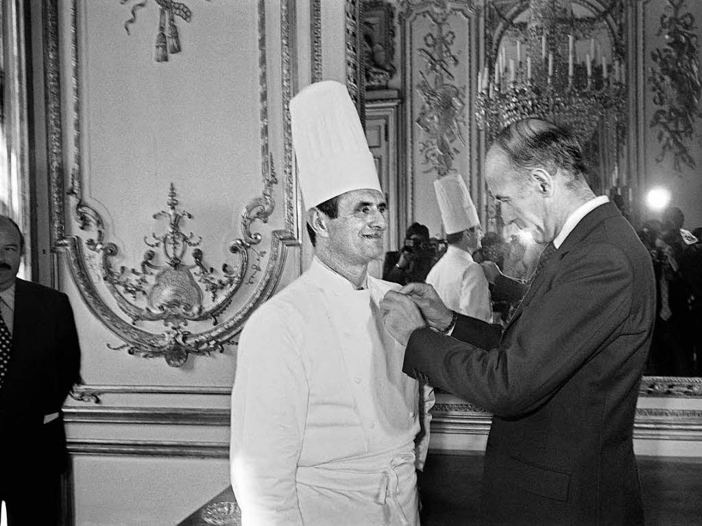 1975: Der franzsische Prsident Valery Giscard d'Estaing berreicht Bocuse den Verdienstorden „Lgion d’honneur“