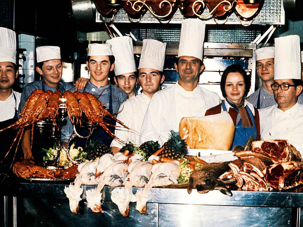 Ein Bild von 1973: Bocuse (Mitte) mit seinem Team in seiner Restaurant-Kche in Lyon