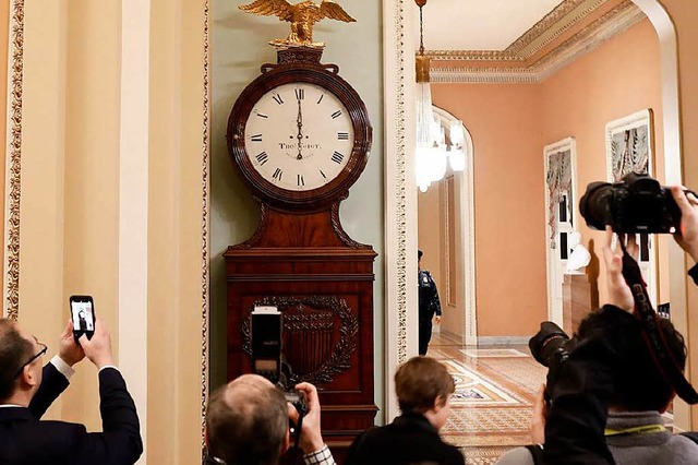 Steht Amerika nun still? Eine Uhr im US-Kapitol  | Foto: AFP