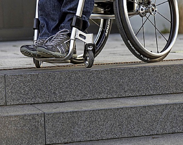 Fr Rollstuhlfahrer gibt es viele Barr...aus soll ein Aufzug  eingebaut werden.  | Foto:  dpa
