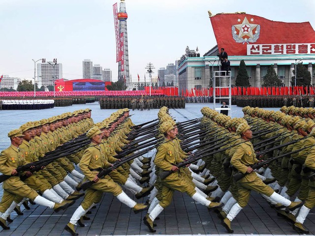 Eine Militrparade auf dem Kim-Il-Sung-Platz in Pjngjang, Nordkorea.  | Foto: dpa