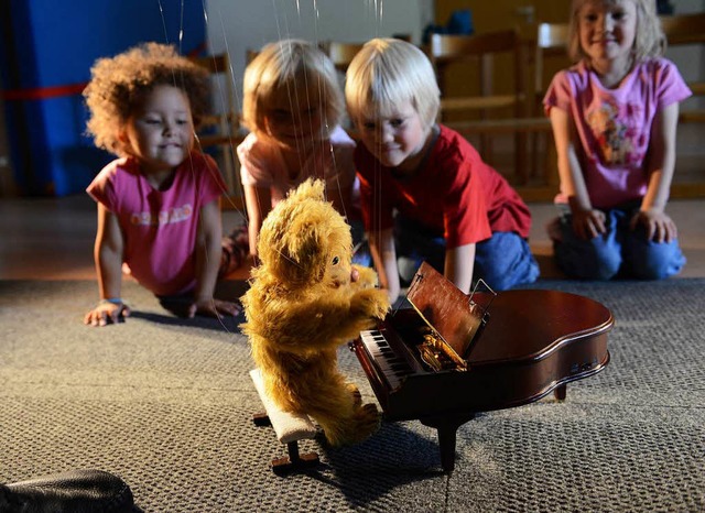Dieser Teddybr am Klavier ist eine Marionette.  | Foto: Rita Eggstein