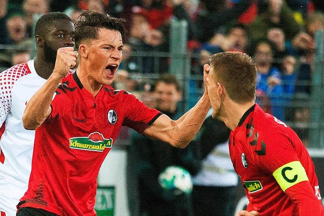 Erneut im Mittelpunkt: Robin Koch erzi... Siegtor der Freiburger gegen Leipzig.  | Foto: AFP