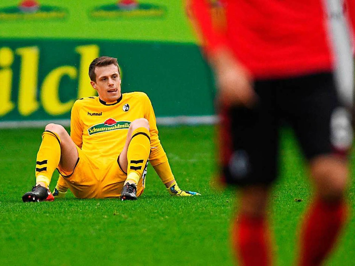 Seine Verletzung wird den Sieg der Freiburger wohl berschatten: Alexander Schwolow musste ausgewechselt werden.