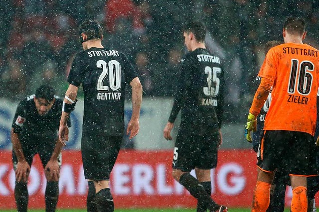Traurige Stuttgarter nach der Niederlage gegen Mainz.  | Foto: dpa