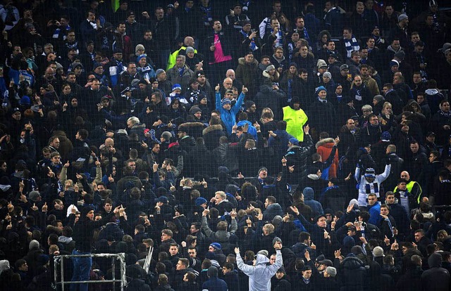 Ganz miese Stimmung an der Alster: Die...Mannschaft demonstrativ den Rcken zu.  | Foto: dpa