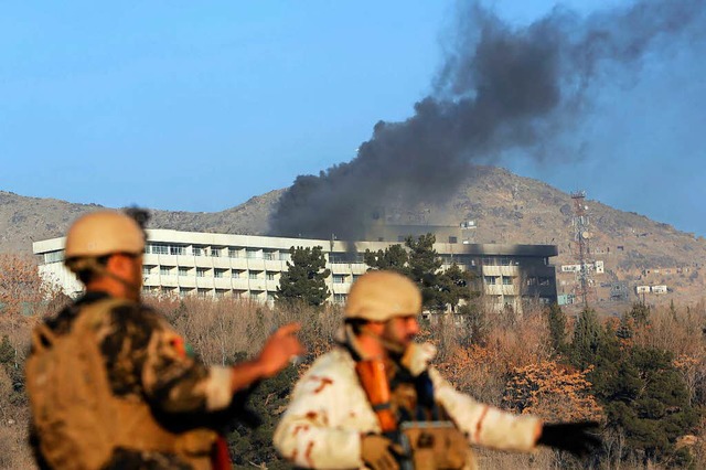 Afghanische Sicherheitskrfte unweit d...nental Hotels, aus dem Rauch aufsteigt  | Foto: dpa