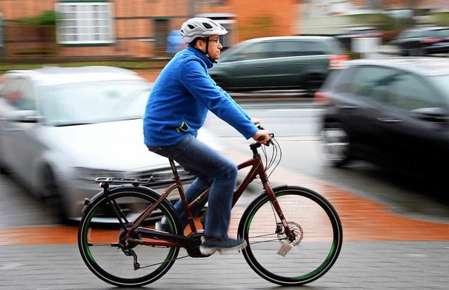 Senioren fahren mit dem E-Bike oft schneller als es ihre Fhigkeiten erlauben  | Foto: dpa