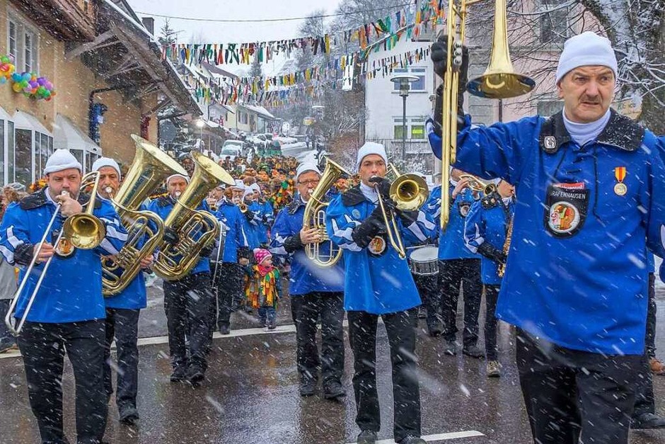 Die Aktion Baumstellen wurde von der Zunftmusik Grafenhausen unter Leitung von Dirigent Georg Seidler musikalisch begleitet. (Foto: Wilfried Dieckmann) Die Aktion Baumstellen wurde von der Zunftmusik Grafenhausen unter Leitung von Dirigent Georg Seidler musikalisch begleitet. (Foto: Wilfried Dieckmann)