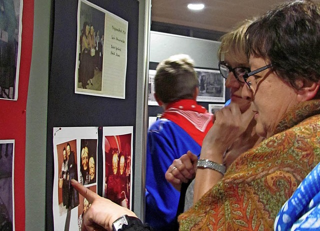 Zwei Besucherinnen der Schnurrwieber-Ausstellung beim Betrachten alter Bilder   | Foto: Andrea Strumberger