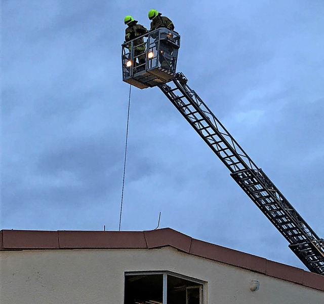 Zur Absicherung des Dachs setzte die Wehr ihr Drehleiterfahrzeug ein.  | Foto: Feuerwehr Heitersheim