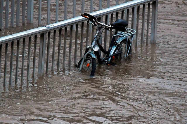 Der Wetterdienst warnt Hochwasser &#8211; wie hier am Rhein.  | Foto: dpa