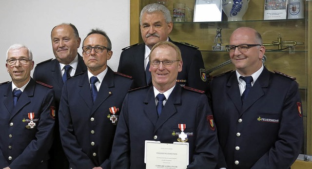 Die Geehrten: Hans Spri, Anton Kopf, ...mmandant Frank Birkenhofer (von links)  | Foto: Georg Vo