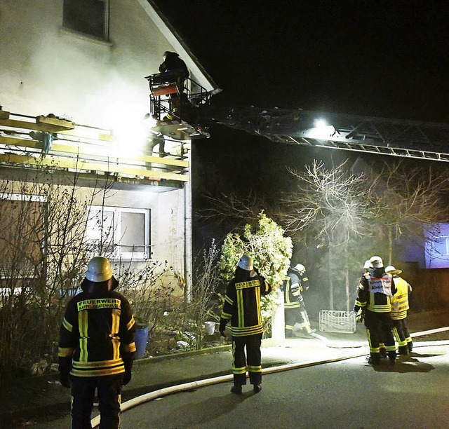 Mit der Drehleiter konnte der Bewohner...lkon im ersten Stock geborgen werden.   | Foto: Wolfgang Knstle