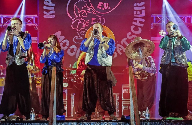 Mit viel Guggemusik unterhielten die M...tscher die Zuschauer in der Festhalle.  | Foto: Sandra Decoux-Kone