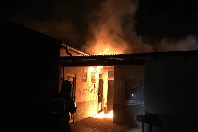 Wohl Brandstiftung fhrte zum Ausbrennen eines Groteils des Jamhouse.   | Foto: Feuerwehr Neuenburg