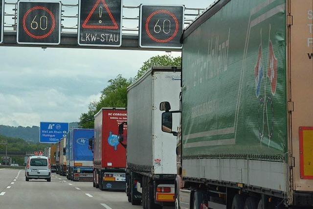 Fast eine Million Lastwagen am Autobahnzoll – Schwerlastverkehr sorgt fr Staus