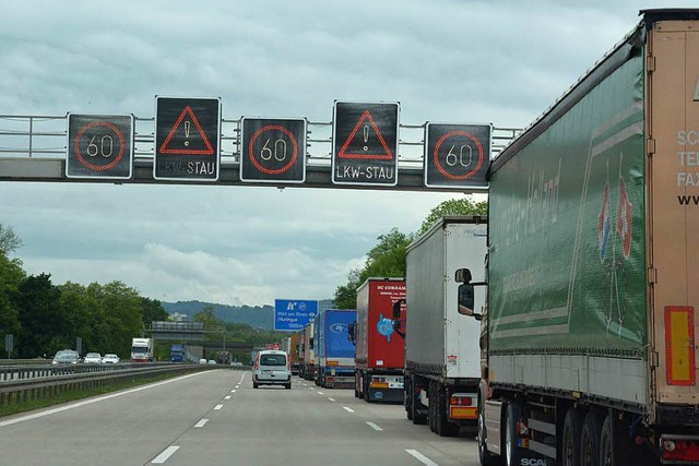 Der Lkw-Verkehr am Autobahngrenzberga... zu und fhrt tglich zu langen Staus.  | Foto: Lauber